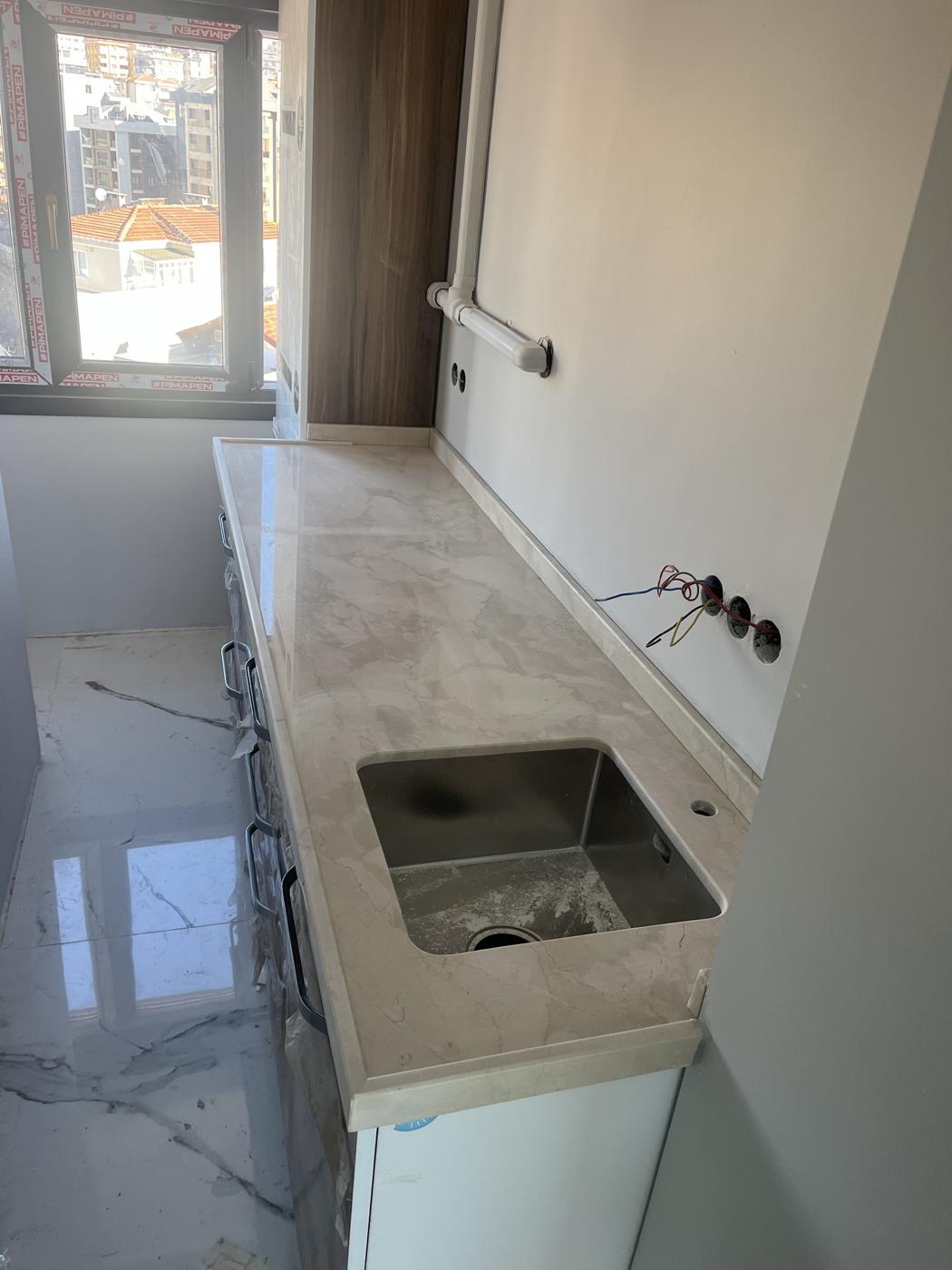 Bej mermer mutfak tezgâhı