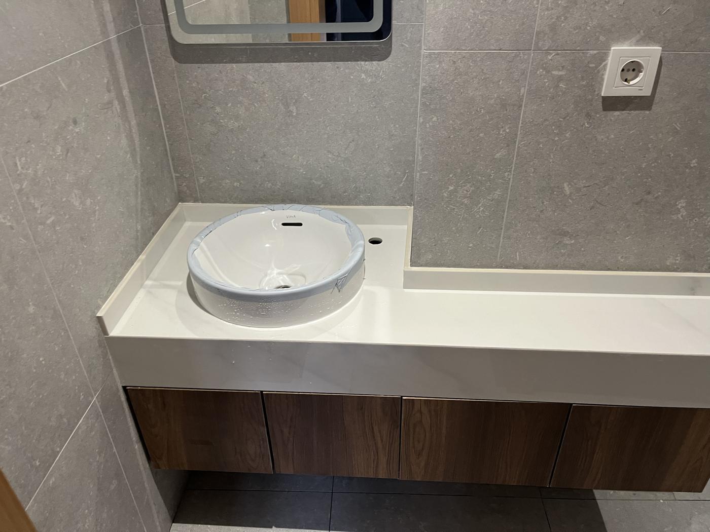 Beyaz banyo tezgâhı